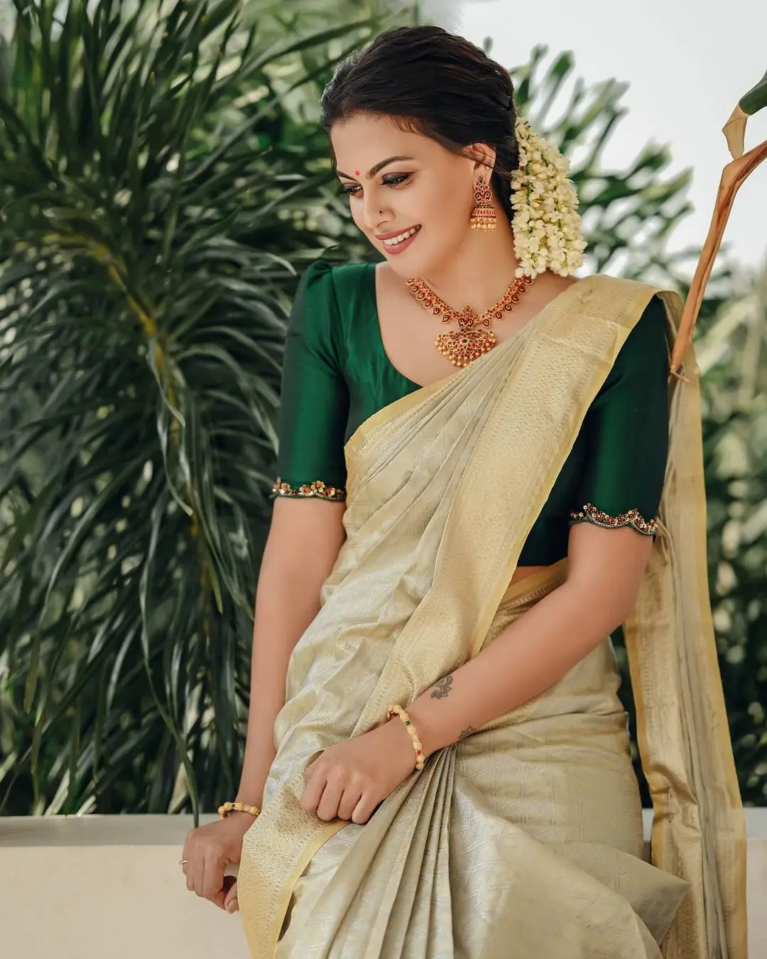 ANUSREE NAIR IN BEAUTIFUL EARRINGS JEWELLERY WHITE SAREE GREEN BLOUSE